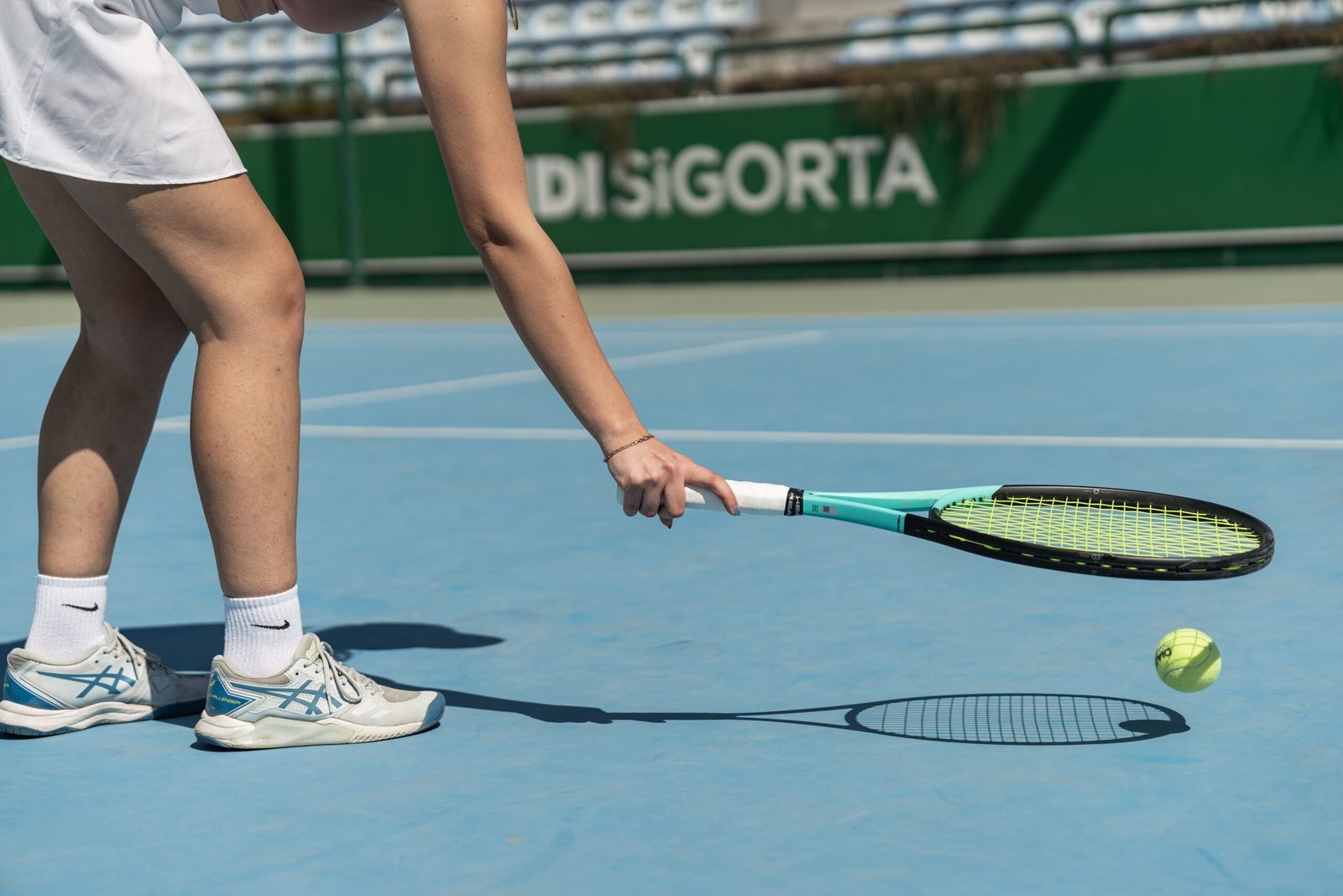 L&rsquo;impact des coupures par la pluie et des reports de matchs sur la dynamique des joueurs au tennis